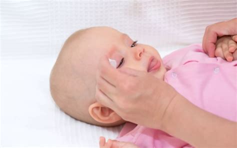 Bebeklerde üşütmeye bağlı göz çapaklanması